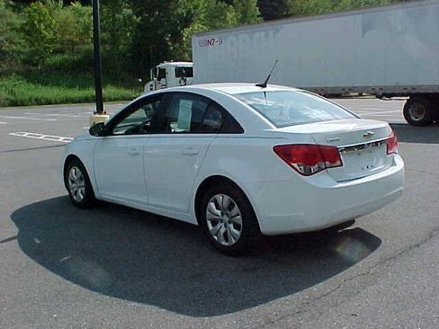 Used 2013 Chevrolet Cruze LS FWD image 10