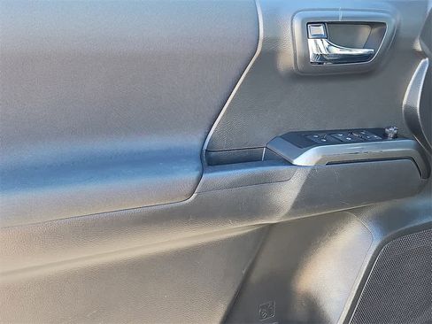 Used 2022 Toyota Tacoma TRD Off-Road image 11