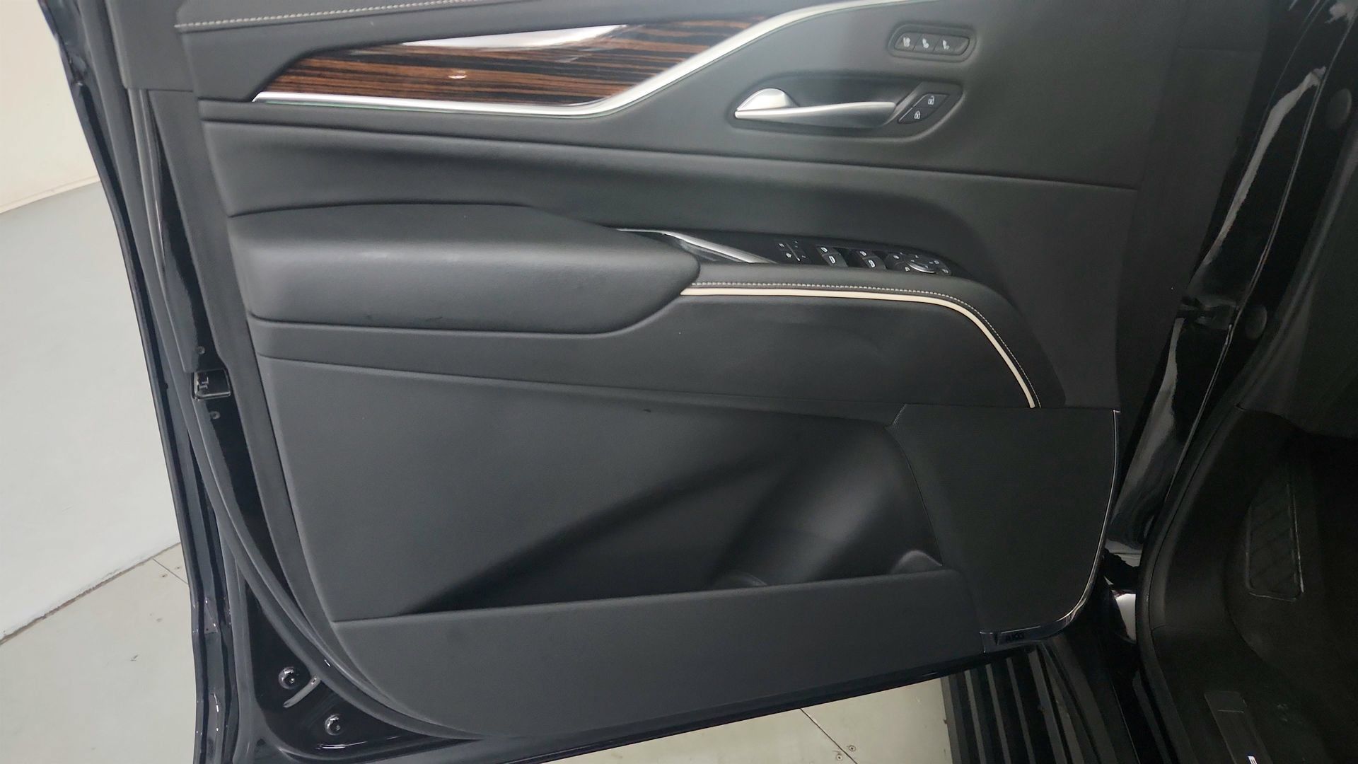 Certified 2023 Cadillac Escalade Premium Luxury w/ LPO, Radiant Package AWD/4WD image 17