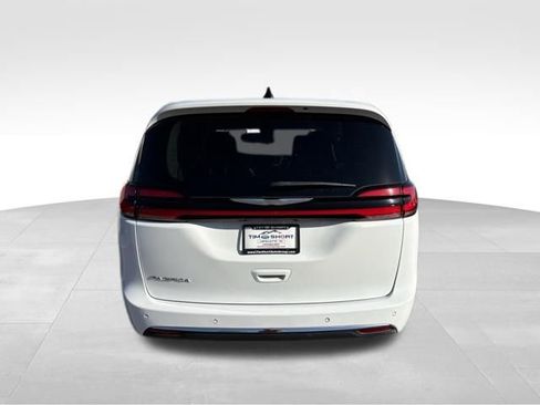 Used 2023 Chrysler Pacifica Touring-L FWD image 10
