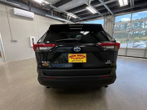 Used 2021 Toyota RAV4 LE AWD/4WD image 4