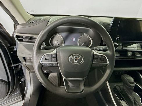 Certified 2023 Toyota Highlander FWD image 11