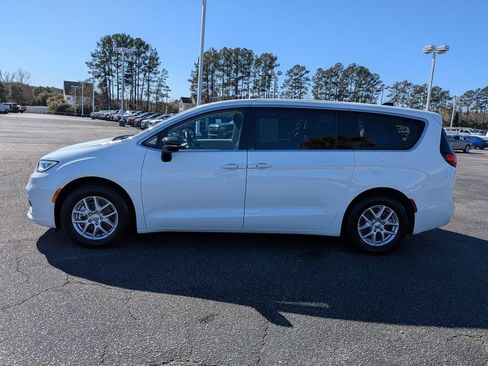 Used 2024 Chrysler Pacifica Touring-L image 7