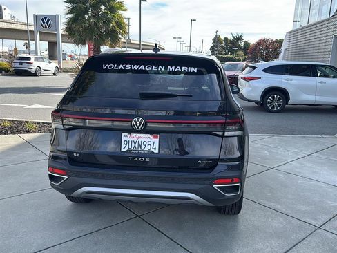 Used 2025 Volkswagen Taos SE w/ Panoramic Sunroof Package image 7
