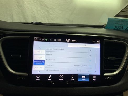 Used 2024 Chrysler Pacifica Touring-L FWD image 31