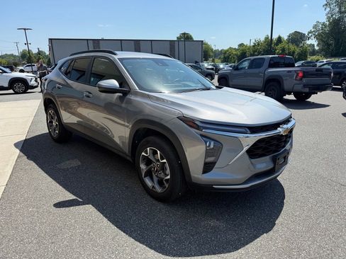 Used 2025 Chevrolet Trax LT w/ LT Convenience Package FWD image 9
