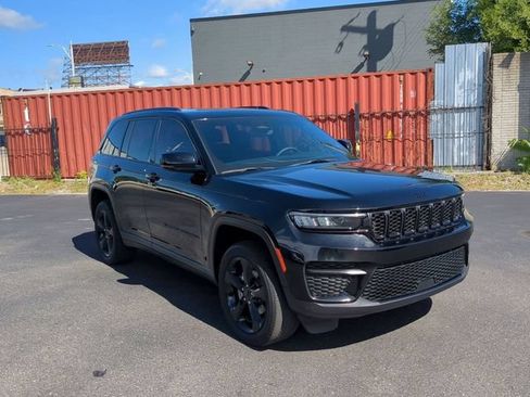 Used 2024 Jeep Grand Cherokee Altitude AWD/4WD image 8