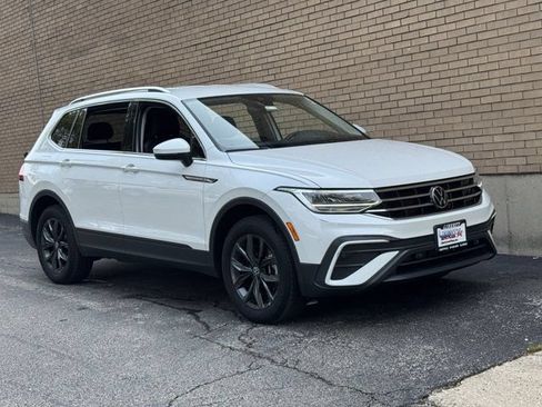 Used 2023 Volkswagen Tiguan SE AWD/4WD image 3