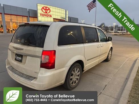 Used 2013 Chrysler Town & Country Touring image 3