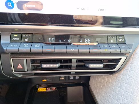 Used 2025 Toyota Camry XLE image 27