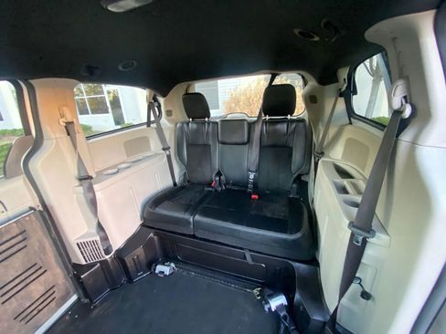 Used 2017 Dodge Grand Caravan SXT image 11