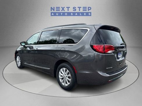 Used 2017 Chrysler Pacifica Touring-L FWD image 5