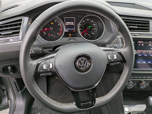 Used 2023 Volkswagen Taos SE w/ Panoramic Sunroof Package image 17