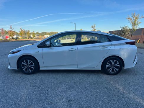 Used 2017 Toyota Prius Prime Advanced image 2