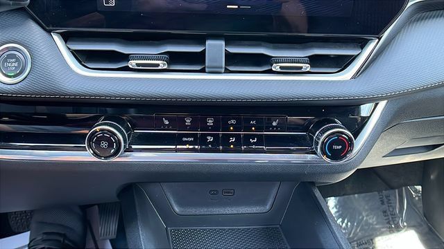 Used 2025 Chevrolet Equinox LT FWD image 25