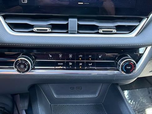 Used 2025 Chevrolet Equinox LT FWD image 25