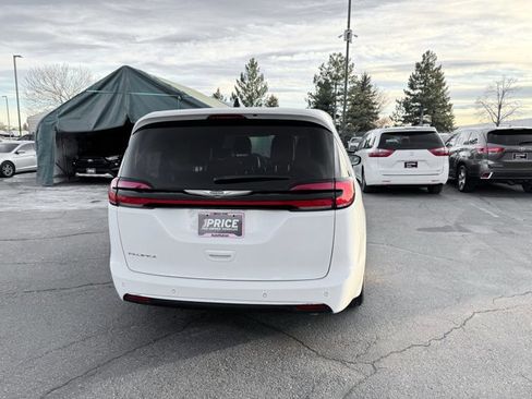 Used 2023 Chrysler Pacifica Touring-L image 7
