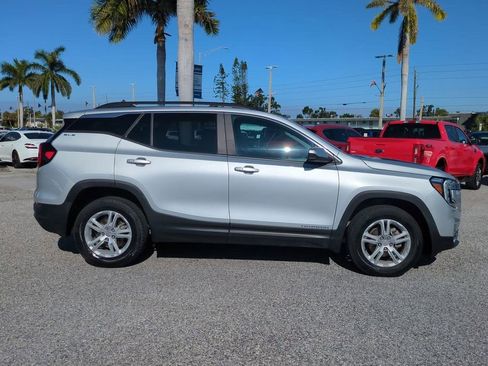 Used 2022 GMC Terrain SLE w/ Driver Convenience Package image 4