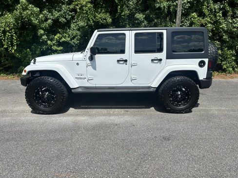 Used 2017 Jeep Wrangler Unlimited Sahara w/ Connectivity Group AWD/4WD image 2