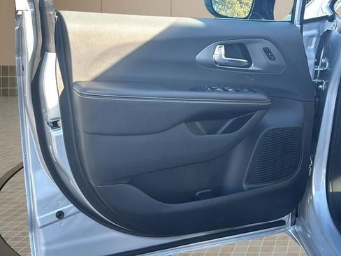 New 2026 Chrysler Pacifica Select FWD image 16