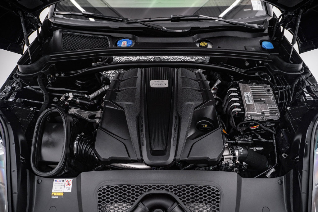 Certified 2022 Porsche Macan S AWD/4WD image 29