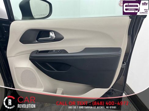 Used 2023 Chrysler Pacifica Touring-L FWD image 48