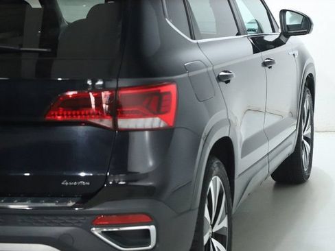 Certified 2022 Volkswagen Taos SE w/ Panoramic Sunroof Package AWD/4WD image 48