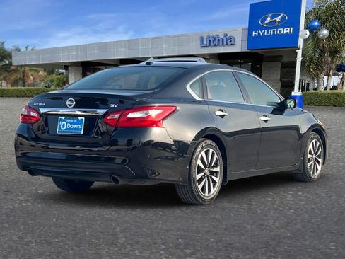 Used 2017 Nissan Altima 2.5 SV w/ Interior Lighting Package image 3