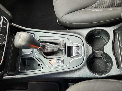 Used 2019 Jeep Cherokee Latitude w/ Popular Appearance Group FWD image 31