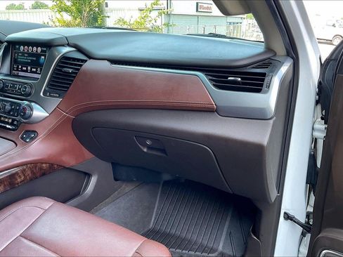 Used 2018 Chevrolet Suburban Premier AWD/4WD image 17