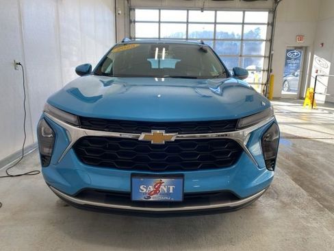 Used 2025 Chevrolet Trax LT w/ LT Convenience Package image 4