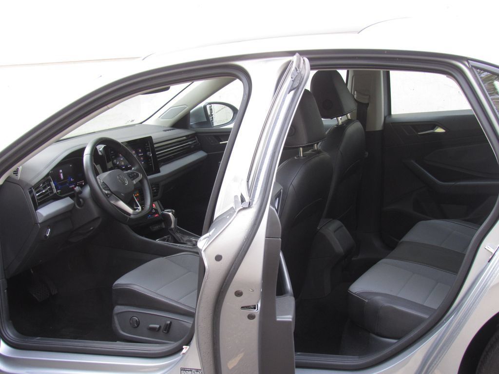 Used 2025 Volkswagen Jetta SE FWD image 13