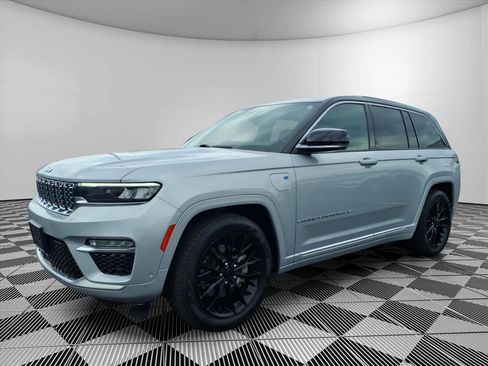 Used 2022 Jeep Grand Cherokee Summit w/ Luxury Tech Group V AWD/4WD image 22