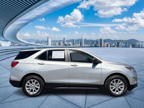 Used 2021 Chevrolet Equinox LS w/ LS Convenience Package image 3