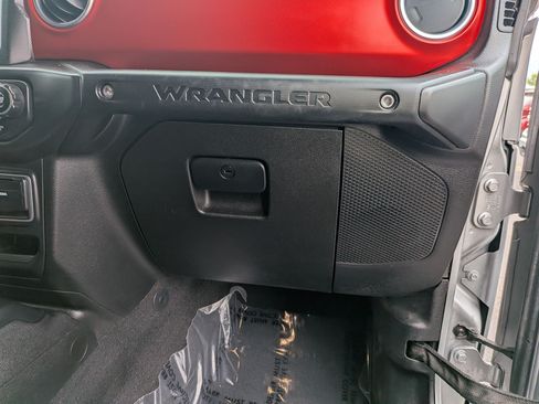 Used 2018 Jeep Wrangler Unlimited Rubicon AWD/4WD image 31
