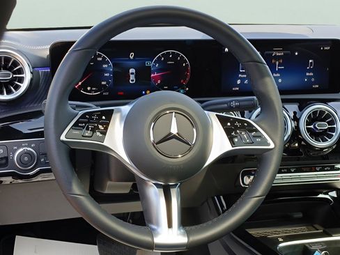 Used 2025 Mercedes-Benz CLA 250 4MATIC image 9