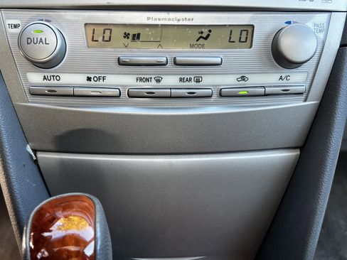 Used 2011 Toyota Camry XLE image 24