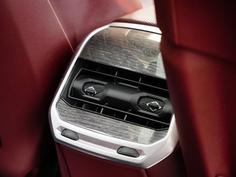 Used 2023 BMW 760i xDrive AWD/4WD image 33
