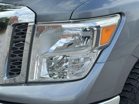 Used 2018 Nissan Titan SV w/ SV Convenience Package image 4