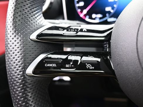 Used 2025 Mercedes-Benz GLC 300 image 25