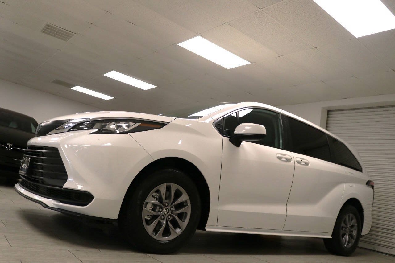 Used 2023 Toyota Sienna LE AWD/4WD image 10