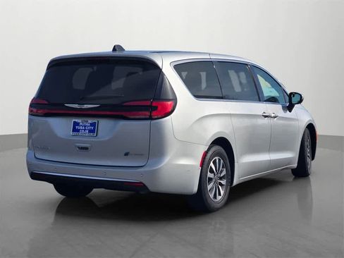 Used 2023 Chrysler Pacifica Touring-L image 6