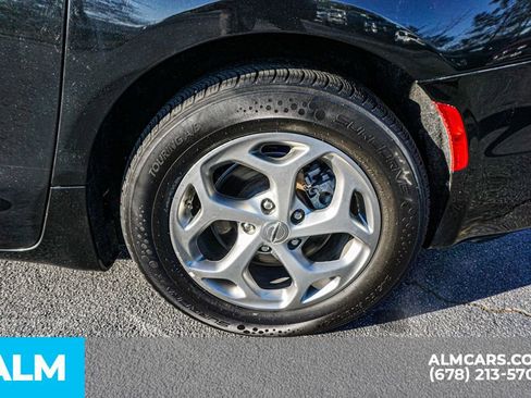 Used 2023 Chrysler Pacifica Limited image 17