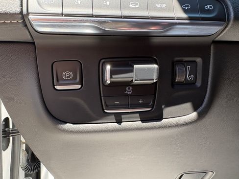 Used 2023 Cadillac Escalade ESV Premium Luxury w/ Performance Package AWD/4WD image 19