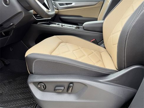 Certified 2025 Volkswagen Atlas Cross Sport SE image 18