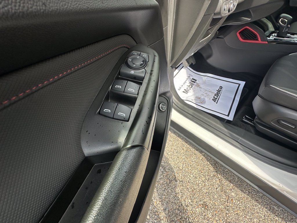 Used 2023 Chevrolet TrailBlazer RS w/ Sun and Liftgate Package FWD image 11
