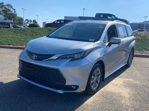 Used 2025 Toyota Sienna XLE w/ XLE Plus Package FWD image 2