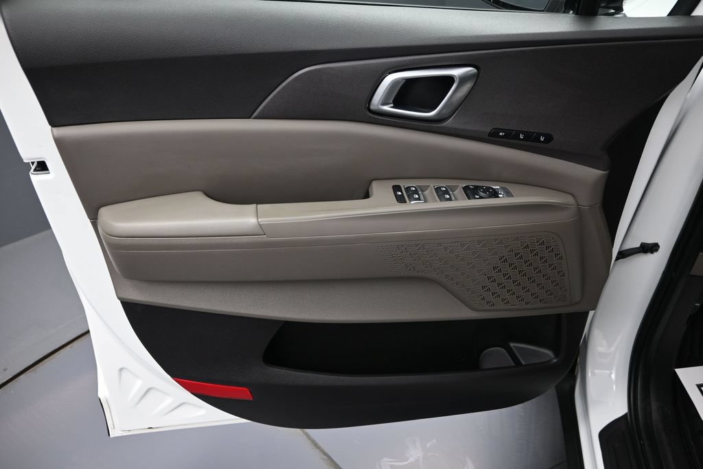 Certified 2026 Kia Carnival EX FWD image 9