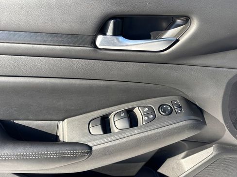 Used 2024 Nissan Altima 2.5 SV image 14