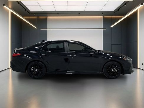 Used 2025 Toyota Camry SE FWD image 7
